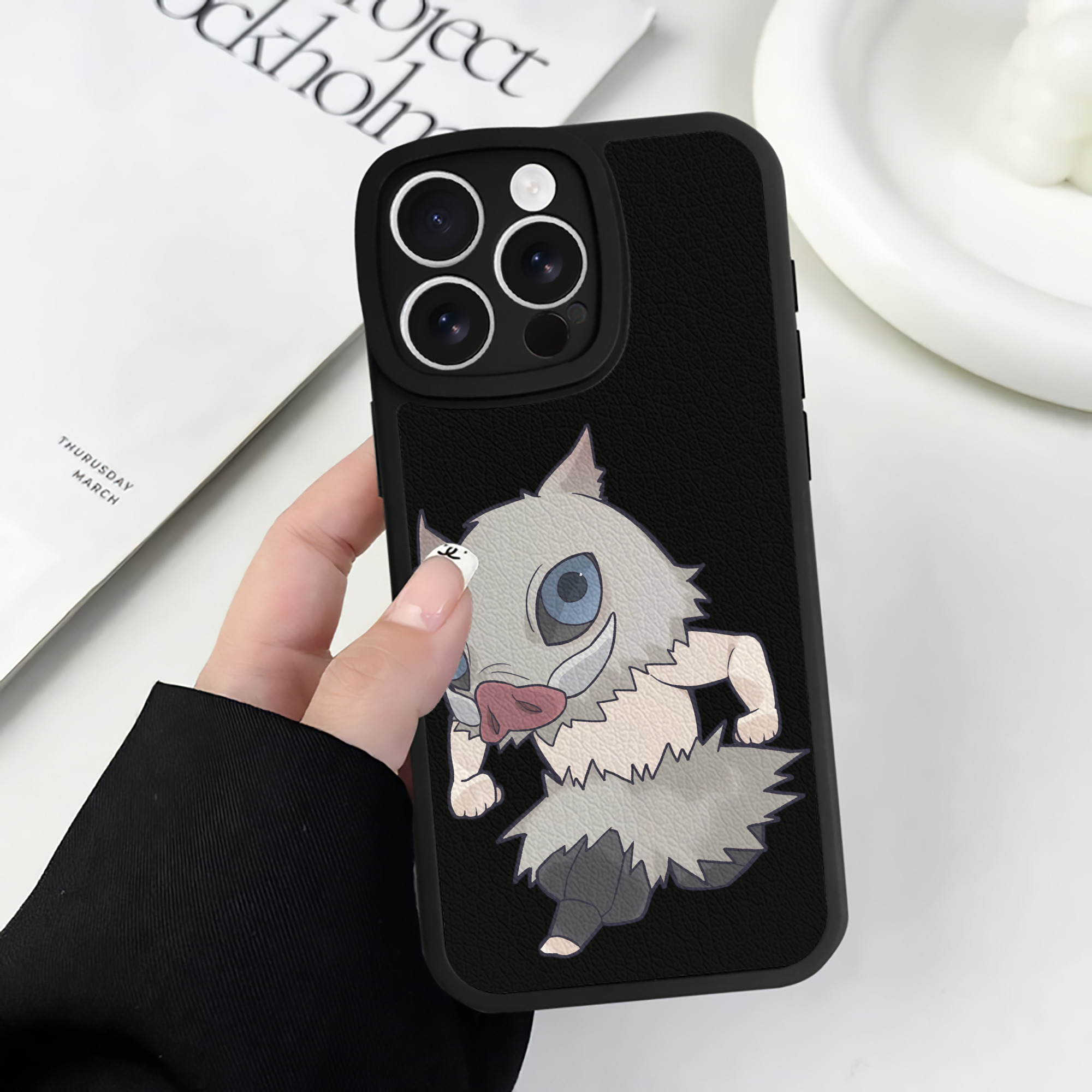 （画像用） 鬼滅の刃（きめつのやいば）嘴平 伊之助／はしびら いのすけ Hashibira Inosuke 【iPhone 16シリーズ対応】シリコンスマホケース（レザー調） 材質：シリコン